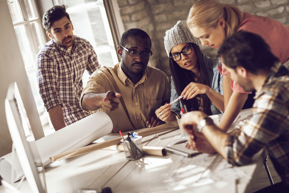 Fünfergruppe Schreibtisch – © Geber86 / iStock.com