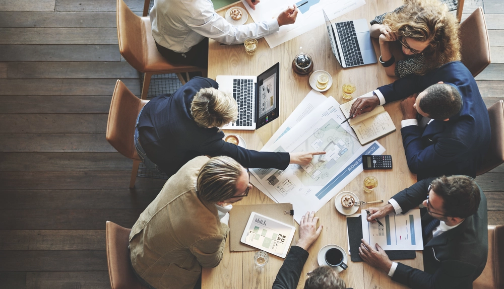 Tisch Meeting – © Rawpixel / iStock.com