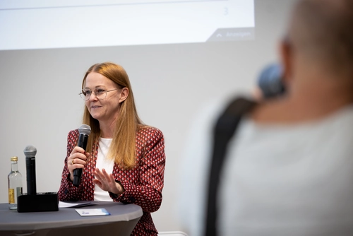 Das Bild zeigt Frau Kerstin Rapp-Schwan, Geschäftsführerin der JaJa Holding und Vizepräsidentin der IHK Düsseldorf, wie sie Grußworte an die Teilnehmenden des 5. bundesweiten Netzwerktreffens der Ausbildungsbotschafter-Initiativen am 19.03.2026 in der IHK Düsseldorf richtet.